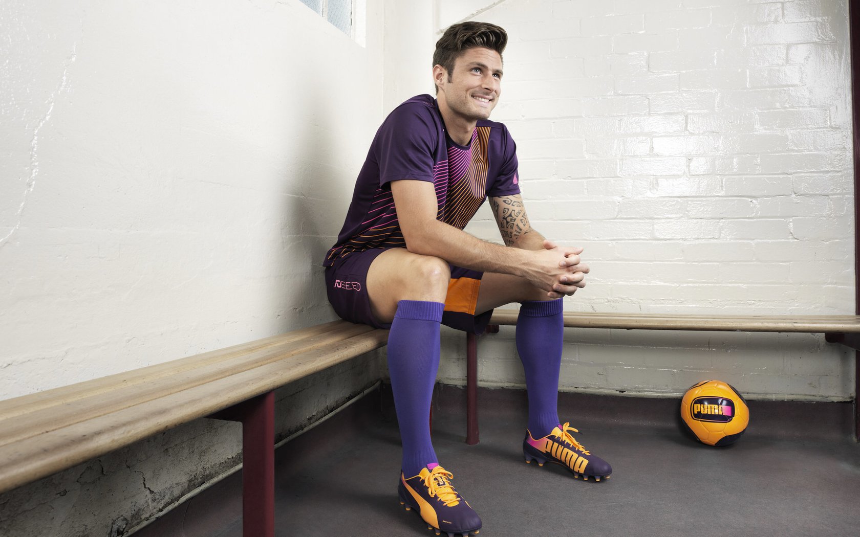 “英超争夺战失误频发，榜首格局摇摆不定”，“英超”