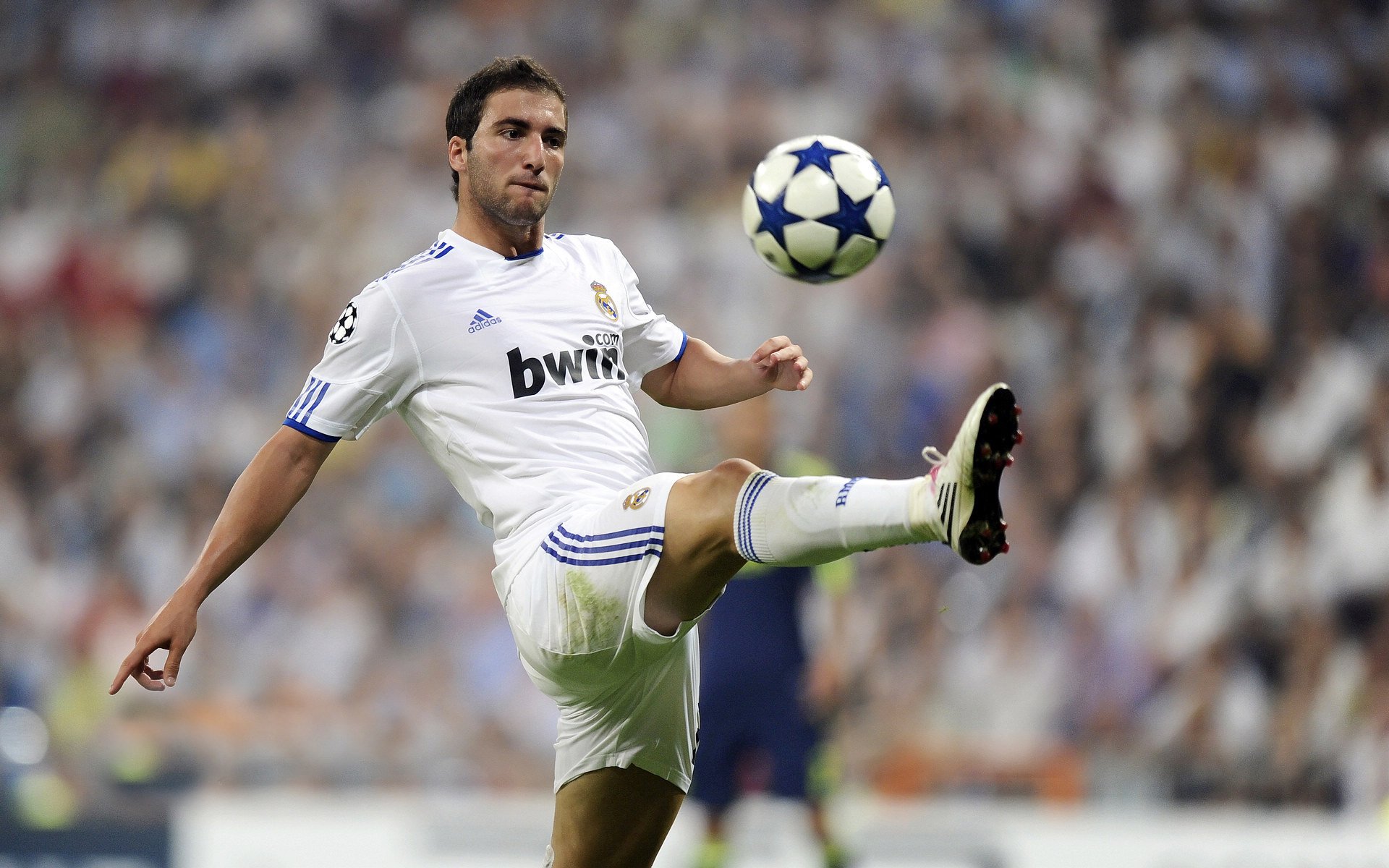 星空体育最新官网-训练秘籍：明星球员的日常训练场景曝光，足球明星训练